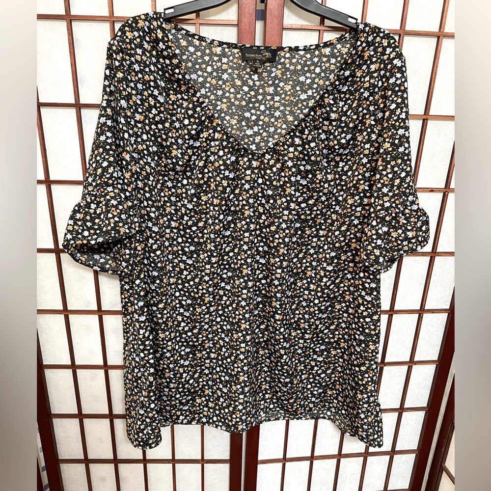 (S42) Suzanne Betro 1X V-Neck Black Ditsy Floral Summer Half Bell Sleeve Blouse.
